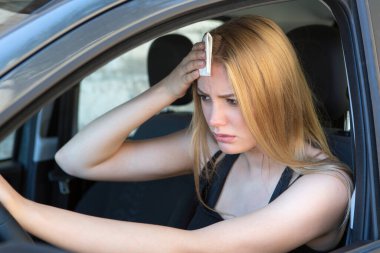 Arabadaki sarışın kadın sıcak hava dalgasından muzdarip. Sıcak hava nedeniyle yaz sıcağı, iklim değişikliği ve sağlık riski kavramı