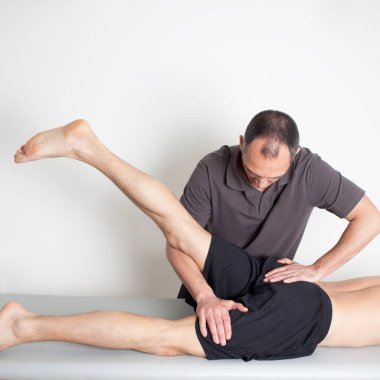 Erkek Terapist tarafından gerçekleştirilen Fizik Terapi Masajı