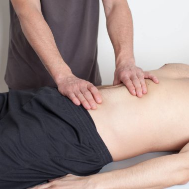 Masaj terapisti sırt masajı yapıyor.