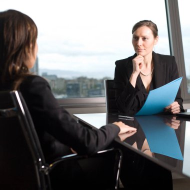 Ofiste proje üzerinde çalışan iki iş kadını