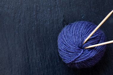 skein siyah arduvaz arka plan bambu örgü iğne ile mor iplik