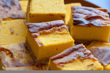 Parçalar halinde ev yapımı sarı turuncu peynirli kek