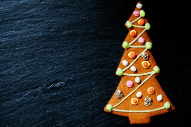 Gingerbread Noel ağacı üzerinde siyah metin için yer ile