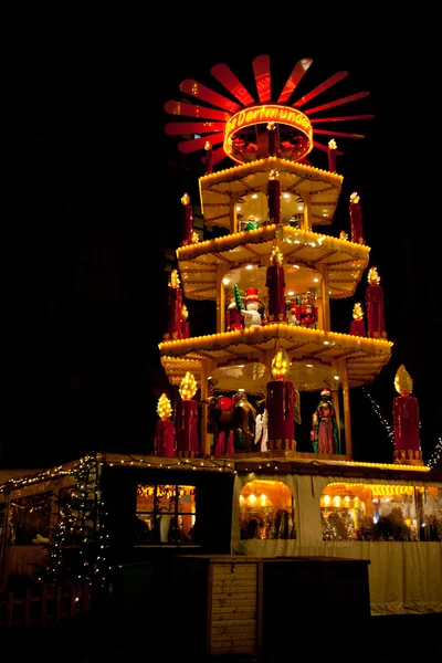 Kerstmarkt in Dortmund (Duitsland), met piramide Stockfoto