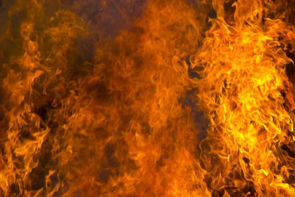 Fuego ardiente al aire libre y llama abierta — Foto de Stock