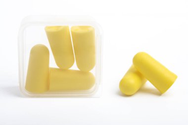 Sarı Kulak tıkaçları beyaz arkaplanda izole edildi