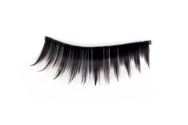 Beyaz arkaplanda bir kirpik uzantısı