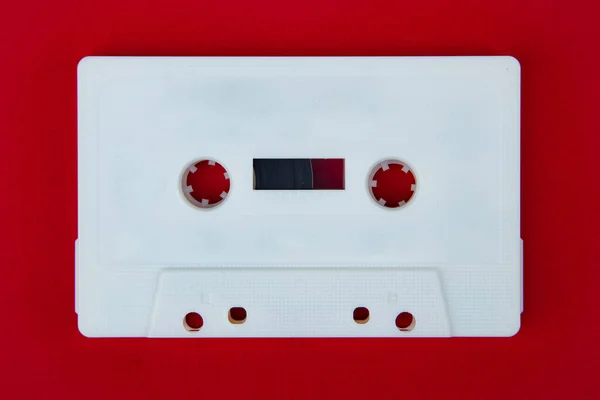 Cinta Audio Retro Aislada Sobre Fondo Rojo —  Fotos de Stock