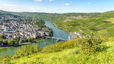 Güzel Bern Kastel Kues 'e ve Almanya' daki Moselle nehrine bakın.