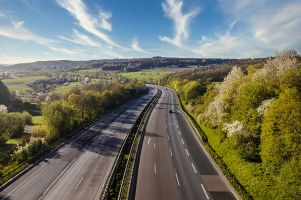 Autobahnin Maisema Saksassa Kesällä — kuvapankkivalokuva
