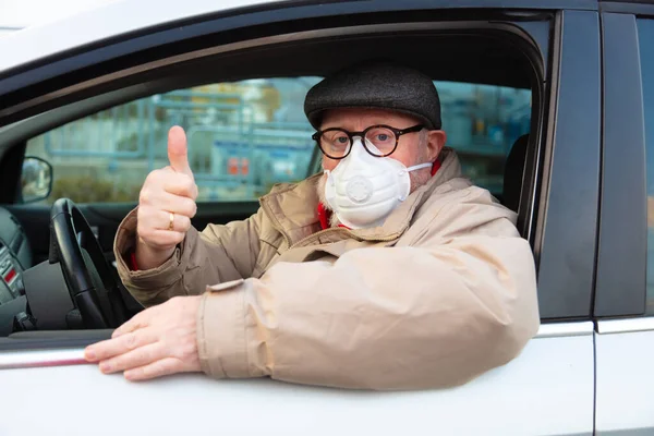 Senioer Masculino Optimista Con Máscara Facial Sentado Coche Mostrar Los —  Fotos de Stock