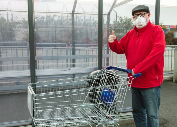 Optimista Öregember N95 Lélegeztető Maszkkal Felemeli Hüvelykujját Miközben Bevásárlókocsit Tologat — Stock Fotó