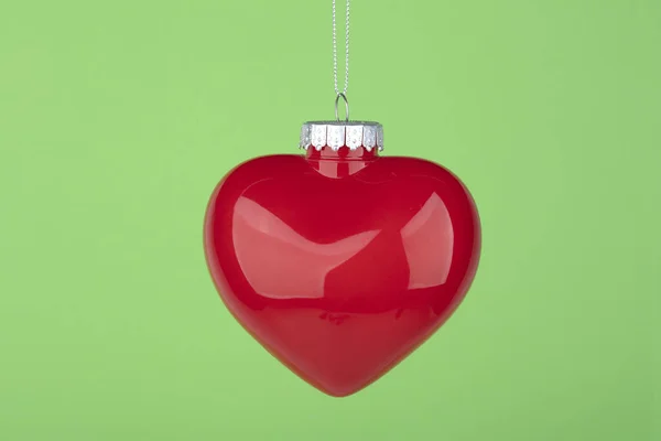 Bola Decorativa Navidad Corazón Sobre Fondo Verde —  Fotos de Stock