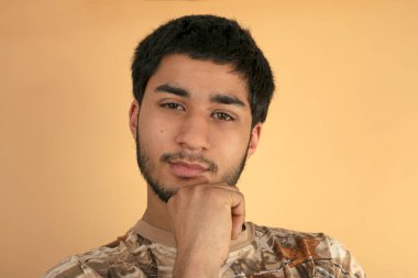 Bej arka planda arkadaş canlısı genç adam