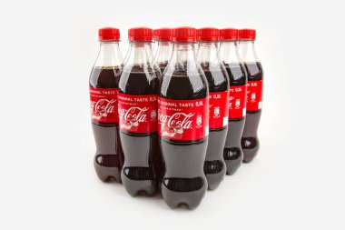 HUETTENBERB, GERMANY 2020-12-17: Beyaz arkaplanda Coca Cola noel baskısı şişeleri. Coca-Cola, tüm dünyada mağazalarda satılan karbonatlı bir meşrubattır..