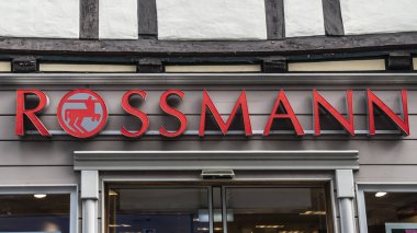Hannoversch Muenden, Almanya - 18-07-2019 ROSSMANN imzalı Rossmann şirketinin logosu. Rossmann GmbH Almanya 'nın en büyük eczane zincirlerinden biridir.