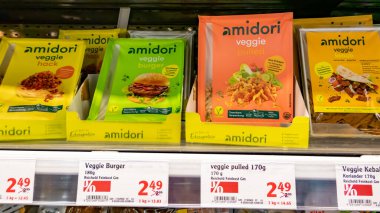 WETZLAR, GERMANY-2020-08-27: Fiyat etiketli bir satış rafında vejetaryen ve vejetaryen ürünler