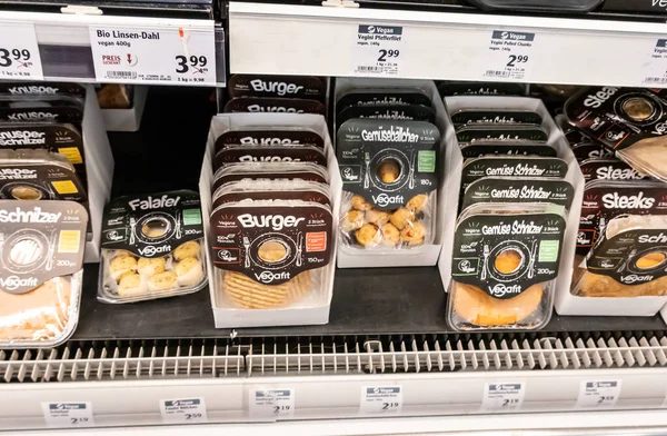 WETZLAR, GERMANY-2020-08-27: Fiyat etiketli bir satış rafında vejetaryen ve vejetaryen ürünler