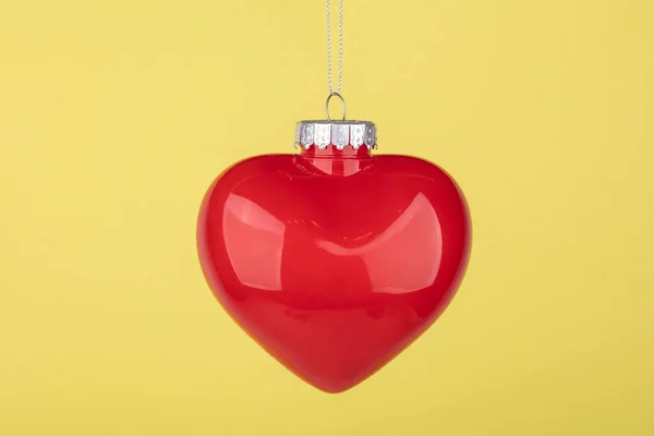 Διακοσμητική Χριστουγεννιάτικη Μπάλα Καρδιά Ovr Κίτρινο Φόντο — Φωτογραφία Αρχείου