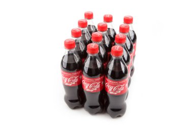 HUETTENBERG, GERMANY 2020-12-17: Beyaz arkaplanda Coca Cola şişeleri. Coca-Cola, tüm dünyada mağazalarda satılan karbonatlı bir meşrubattır..