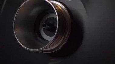 Analog bant makinesinden NAB Adaptörü ile büyük makaralar hızlı hareket ediyor.