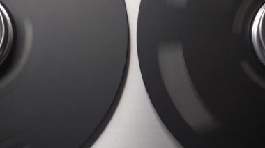 Analog Teyp Makinesinden büyük makaralardan hızlı döndürme.