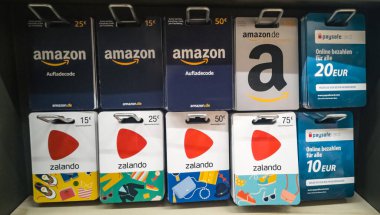 WETZLAR; ALMANY - 20.07.31: Zalando ve Aldi hediye çekleri bir dükkanda