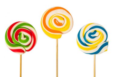 Beyaz arka planda izole edilmiş üç tatlı renkli lolipop.