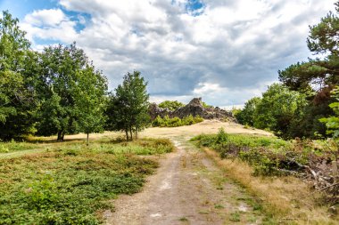 Hesse Almanya 'sında Eschbacher kayalıkları denilen yerel dinlenme alanı da tarihi taş anıt..
