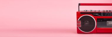 Pembe zemin üzerinde izole edilmiş Ted Vintage teyp oynatıcıdan panorama