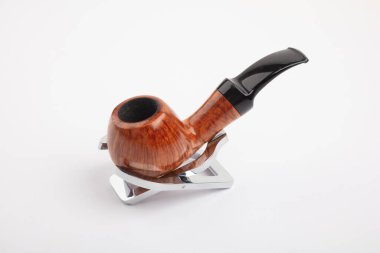 Beyaz arka planda duran güzel kahverengi pipo