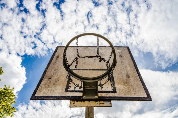 Güneşli Bir Yaz Gününde Basketbol Hoop Yıprattı — Stok fotoğraf