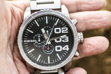 HUETTENBERG, GERMANY -2021-02-23: Meşhur DiESEL markasının DiESEL Men saati. DIESEL, tarikat faktörü olan ve 80 'den fazla ülkede mevcut olan birinci sınıf bir yaşam tarzı markasıdır..