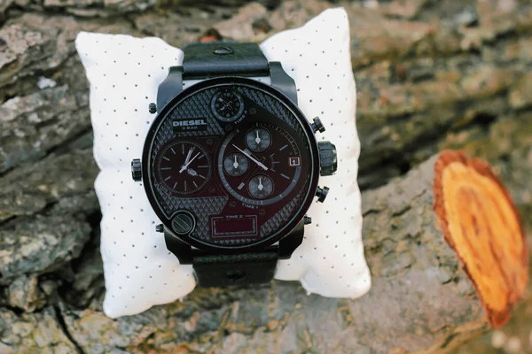 Huettenberg ドイツ 2021 ディーゼルメンズ有名なブランドのディーゼルの腕時計 ディーゼルは カルト的要因を持つプレミアムライフスタイルブランドであり 80カ国以上に存在しています — ストック写真