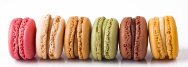 Beyaz arkaplanda renkli makarnalar