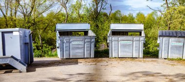 Bir geri dönüşüm merkezinde üst üste metal çöp konteynırı 