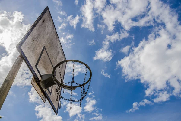 Güneşli Bir Yaz Gününde Basketbol Hoop Yıprattı — Stok fotoğraf