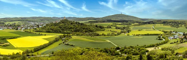 城跡からパノラマGleiberg中世の城は美しいケシの牧草地で夏にVetzbergに台無しに — ストック写真