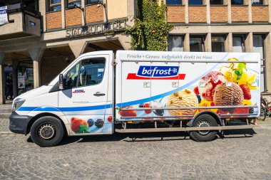 OBERURSEL, GERÇEK 2021 _ 04 _ 27: BOFROST Donmuş Gıda Servis Tabelasında Yemek Teslimat Kamyonu