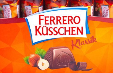 HUETTENBERG, GERMANY - 2021-07-24, Ferrero Kuesschen Çikolata Logosu Detaylı. Ferrero markalı çikolata ve şekerleme ürünleri üreten İtalyan bir üretici..
