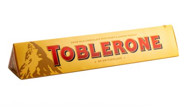 Huettenberg, Almanya 2021 _ Ağustos _ 05: Toblerone İsviçre çikolatası ve bal ile bademli fındıklı beyaz arka plan.