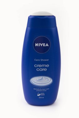 HUETTENBERG; GERMANY 2021-07-24 Nivea Sağanak Temizleme Ekibi beyaz arka planda izole edildi. Nivea, Alman Beiersdorf AG şirketine ait bir cilt ve vücut bakımı markası..