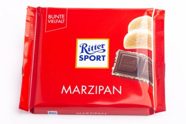 HUETTENBERG, ALMANY - 2021-07-24, Badem ezmesi dolgulu RITTER Spor Çikolatası. RITTER Spor 1912 yılında kurulan bir Alman çikolata markasıdır.. 