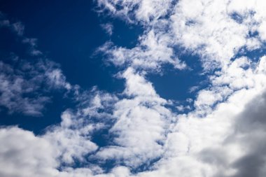 Güneşli bir günde Güzel bulutlu Mavi Gökyüzü