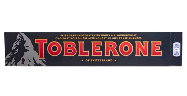 Huettenberg, Almanya 2021 _ Ağustos _ 05: Toblerone İsviçre çikolatası ve bal ile bademli fındıklı beyaz arka plan.