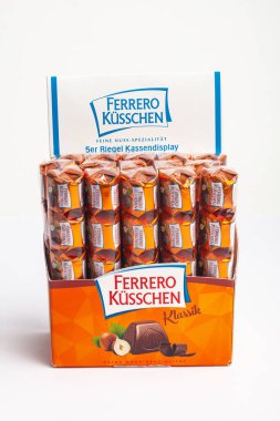 HUETTENBERG, GERMANY - 2021-07-24, Beyaz arka planda Ferrero Kuesschen çikolataları kutusu. Ferrero markalı çikolata ve şekerleme ürünleri üreten İtalyan bir üretici..