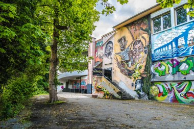 WETZLAR, GERMANY - 23.05.2021: WETZLAR 'daki ev cephesi üzerine yapay renkli grafiti seniği; GERMANY