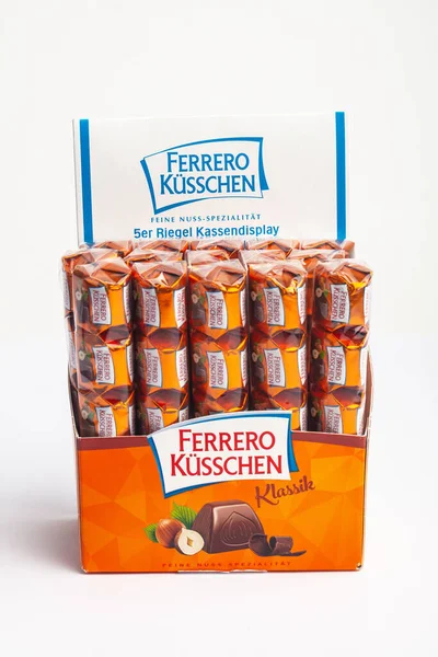 HUETTENBERG, GERMANY - 2021-07-24, Beyaz arka planda Ferrero Kuesschen çikolataları kutusu. Ferrero markalı çikolata ve şekerleme ürünleri üreten İtalyan bir üretici..