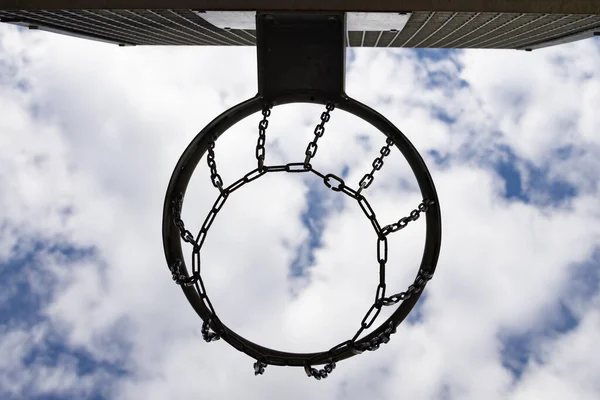 Weathered Basketball Hoop Pada Hari Yang Cerah Musim Panas — Stok Foto