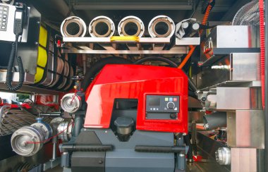 İtfaiye ekipmanları, yüksek basınçlı bir pompa istasyonundan bir itfaiyeci kamyonuyla geliyor.